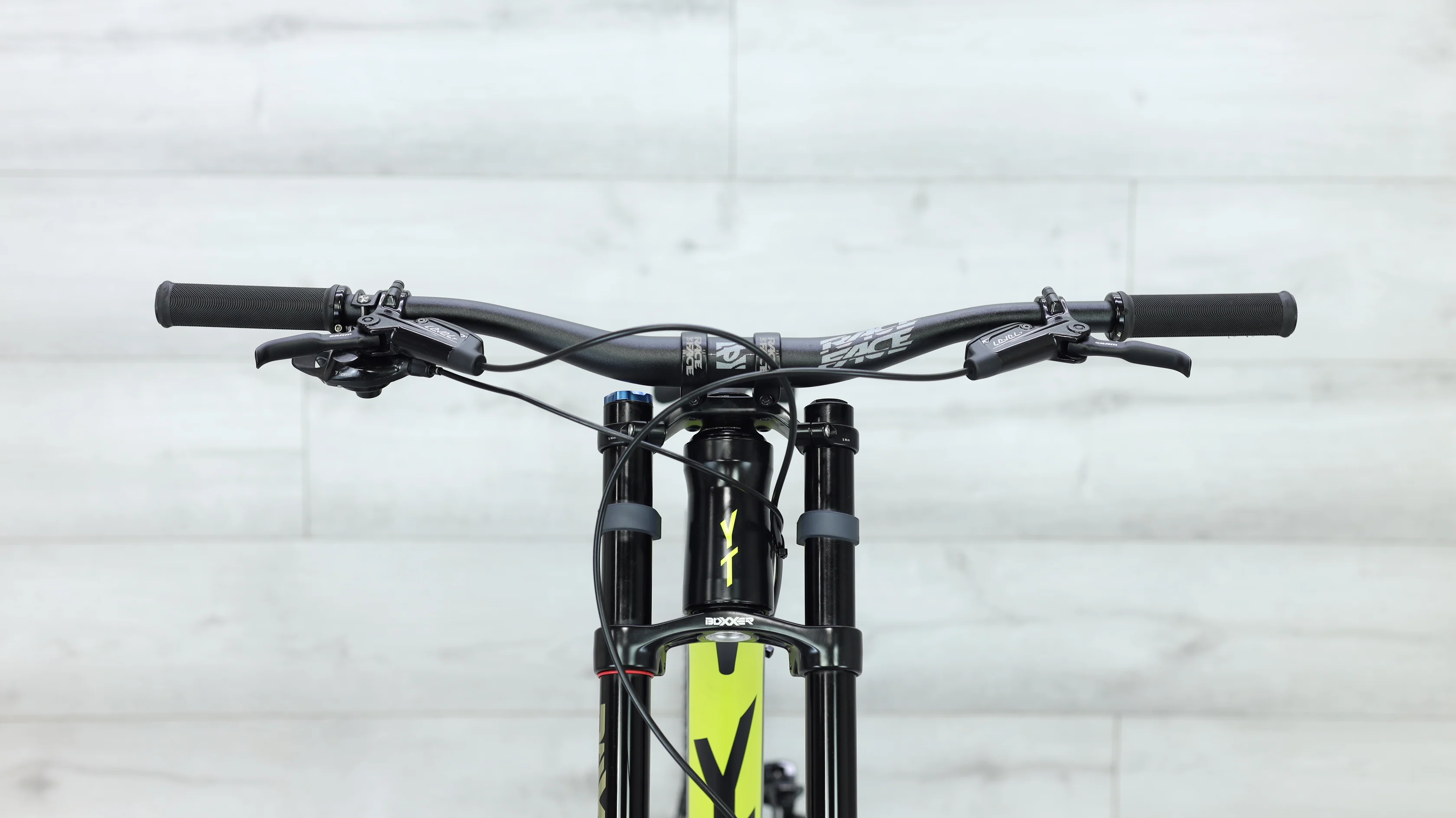 2016 YT Tues AL Mountain Bike - Large - Image 11