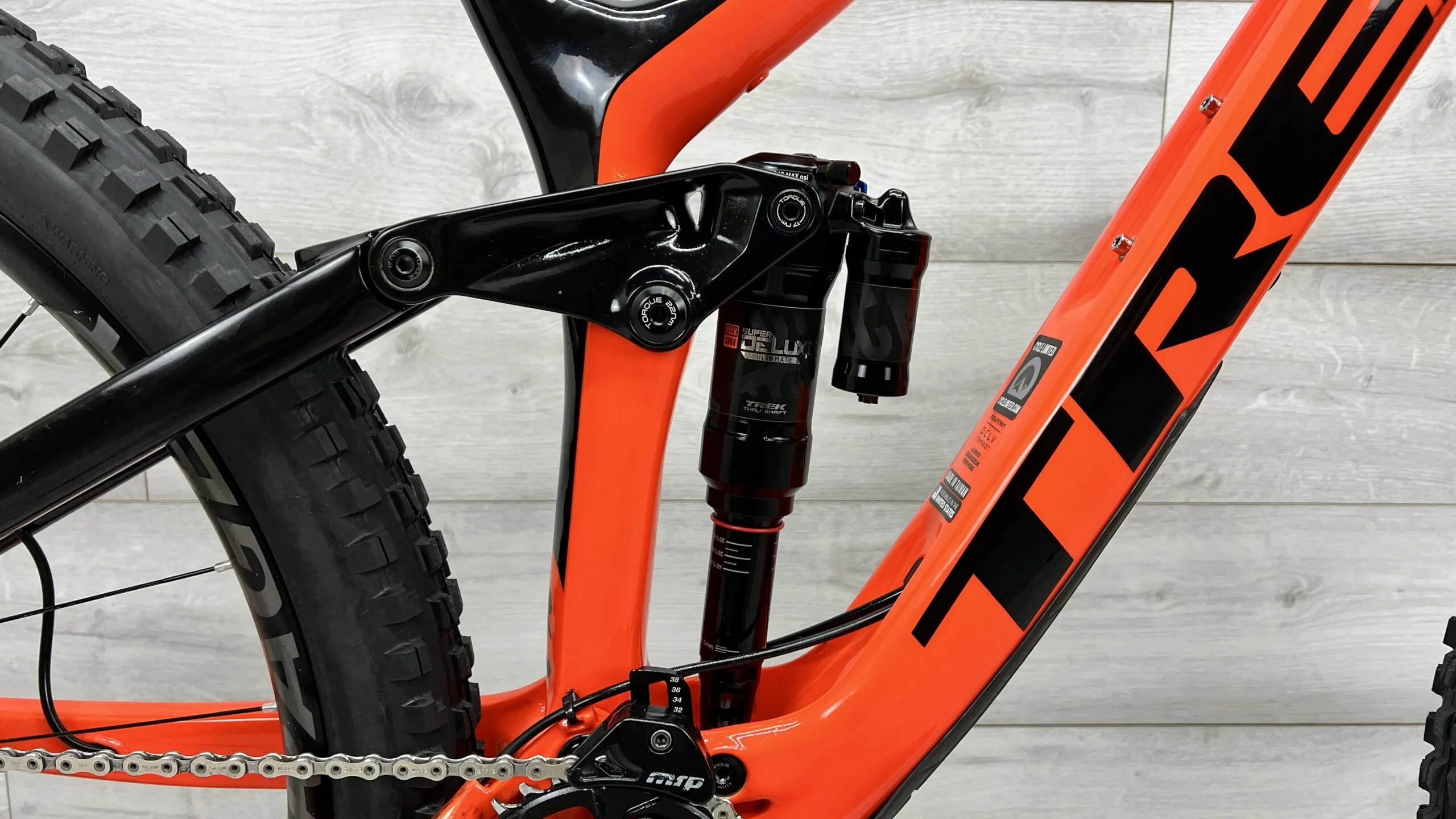 2018 Trek Slash 9.8  Mountain Bike - Small - Image 7