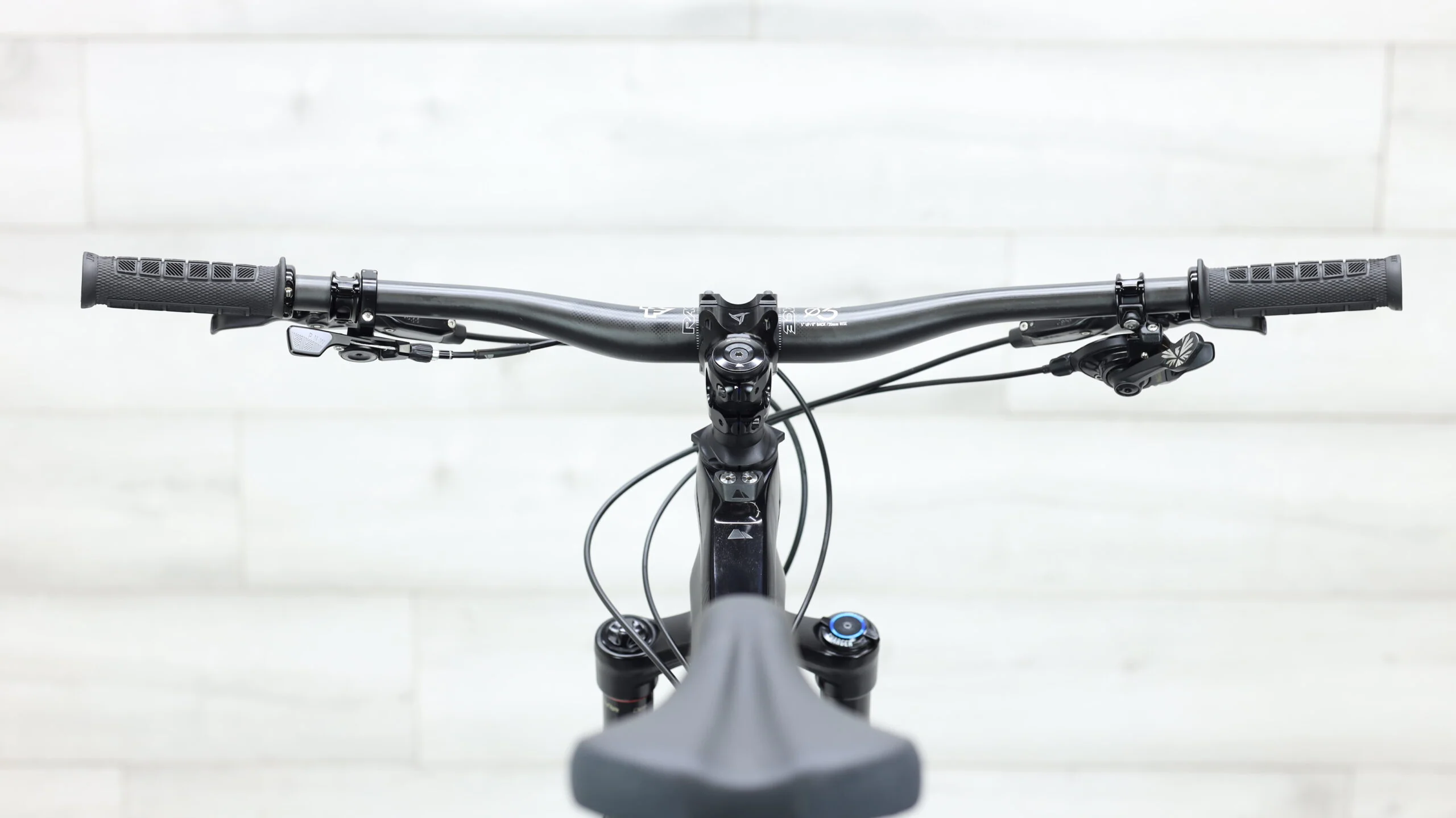 2019 Canyon Spectral CF 7.0  Mountain Bike - Large - Image 11