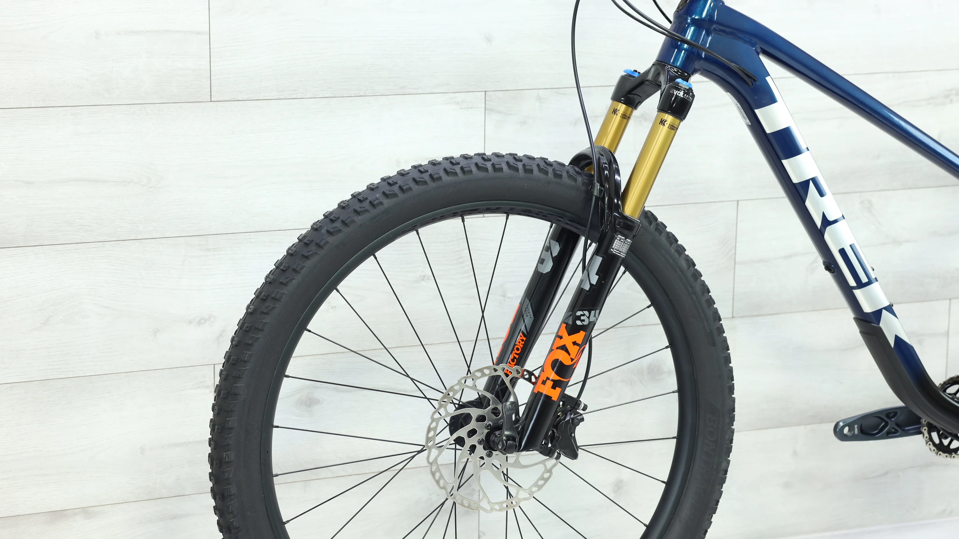 2023 Trek Roscoe 8 Mountain Bike - Large - Image 8